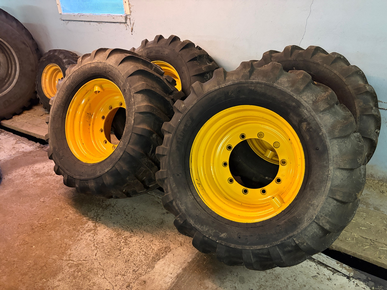 Alliance 550/45R22,5 - Pneu por Máquina de construção: foto 1 Alliance 550/45R22,5 - Pneu por Máquina de construção: foto 1