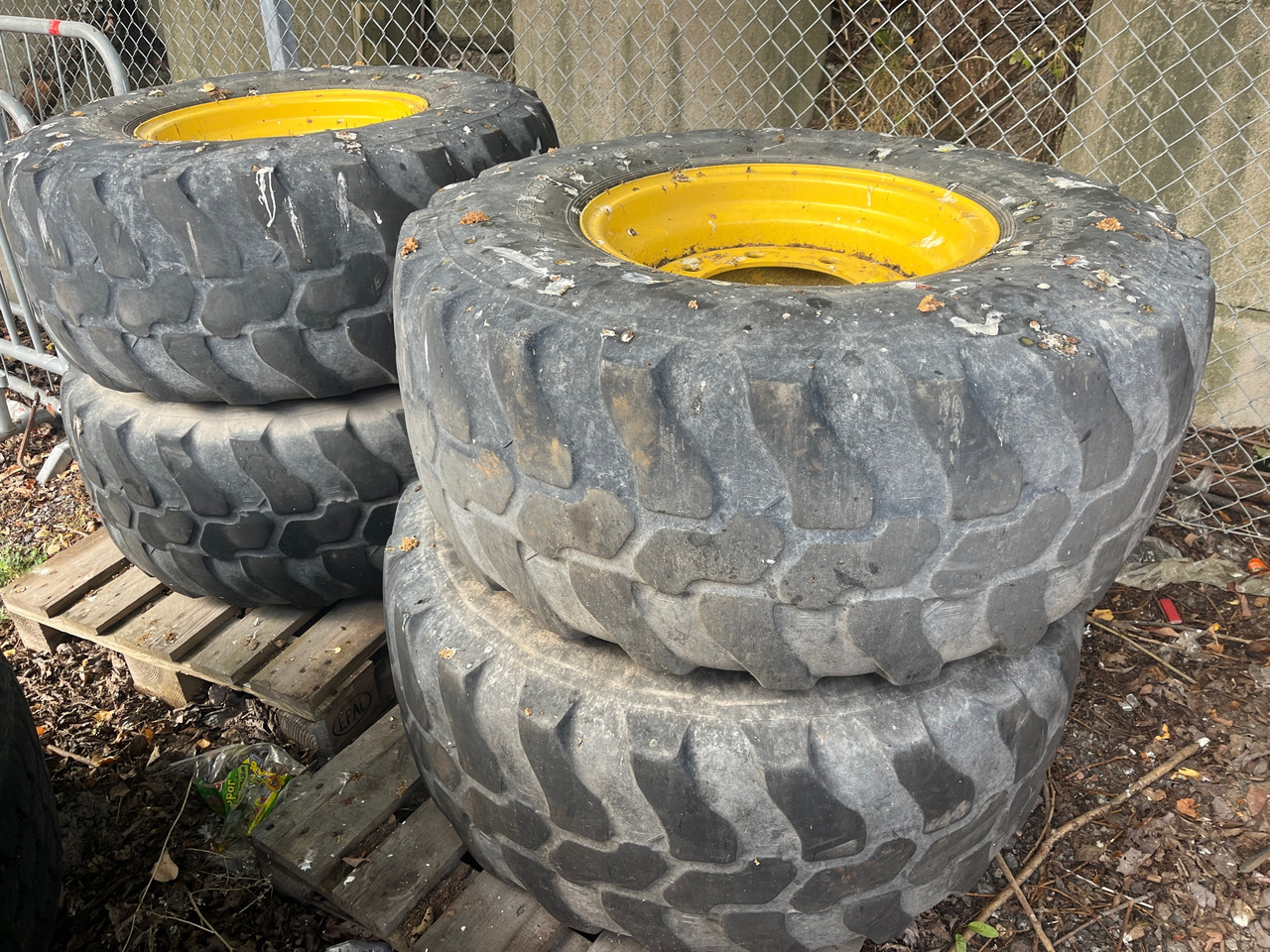 Dunlop 405/70R18 - Pneu por Máquina de construção: foto 1 Dunlop 405/70R18 - Pneu por Máquina de construção: foto 1