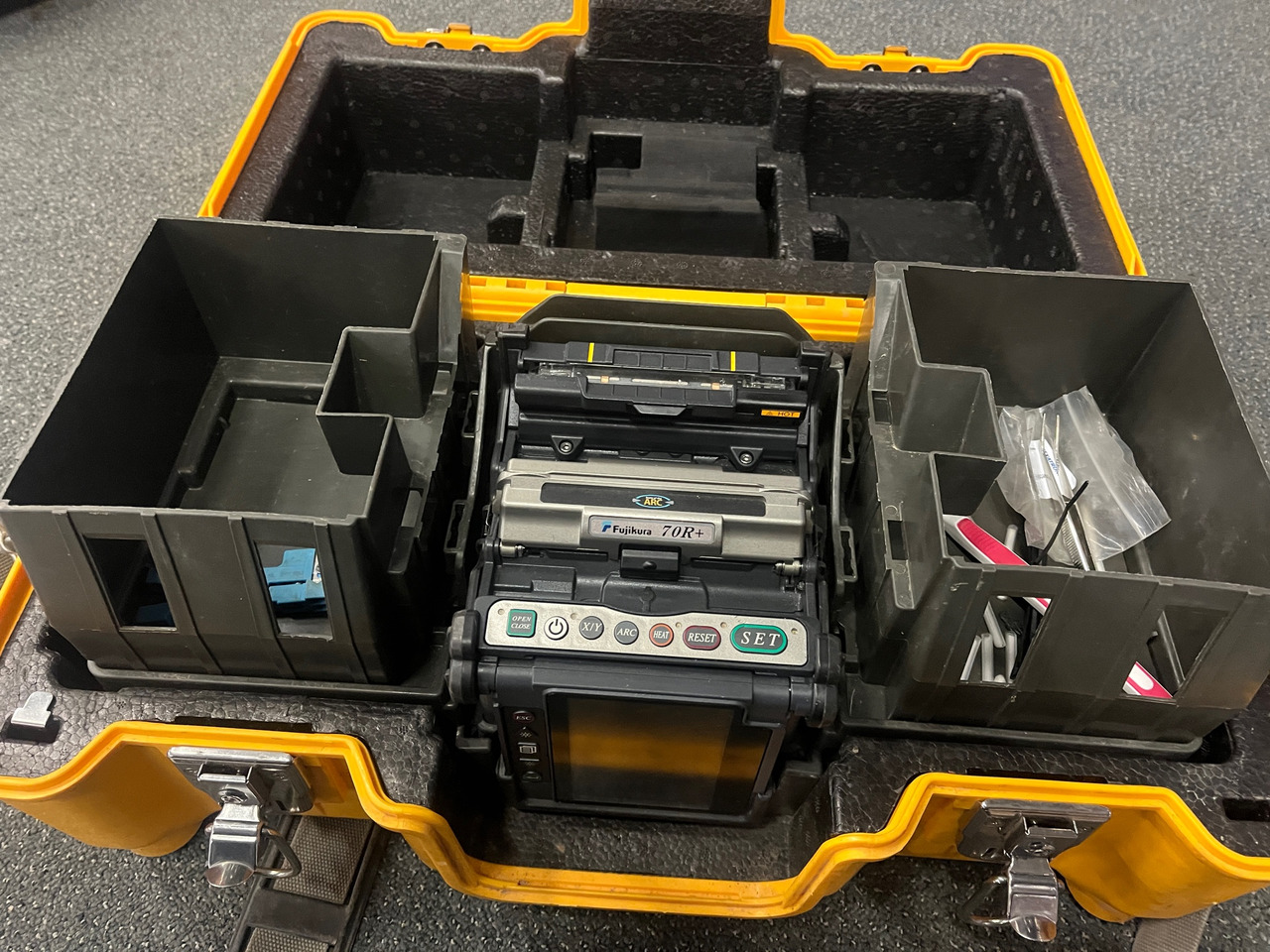 Fujikura 70 R + - Equipamento de construção: foto 1 Fujikura 70 R + - Equipamento de construção: foto 1