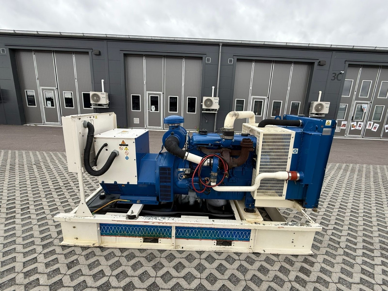Perkins P150E - Gerador elétrico: foto 1 Perkins P150E - Gerador elétrico: foto 1