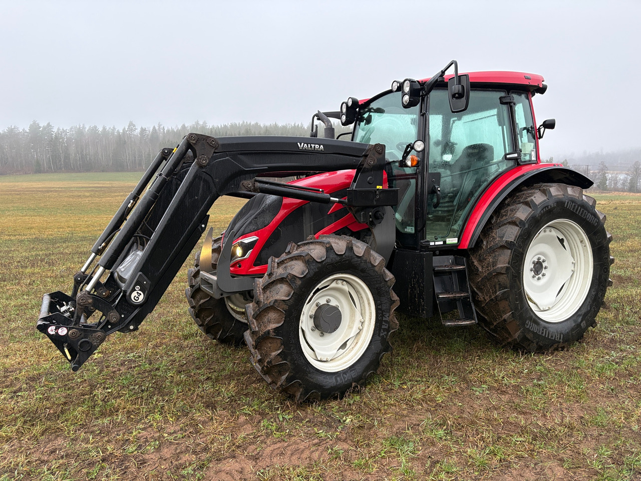 Valtra A135 Hitech - Trator: foto 1 Valtra A135 Hitech - Trator: foto 1