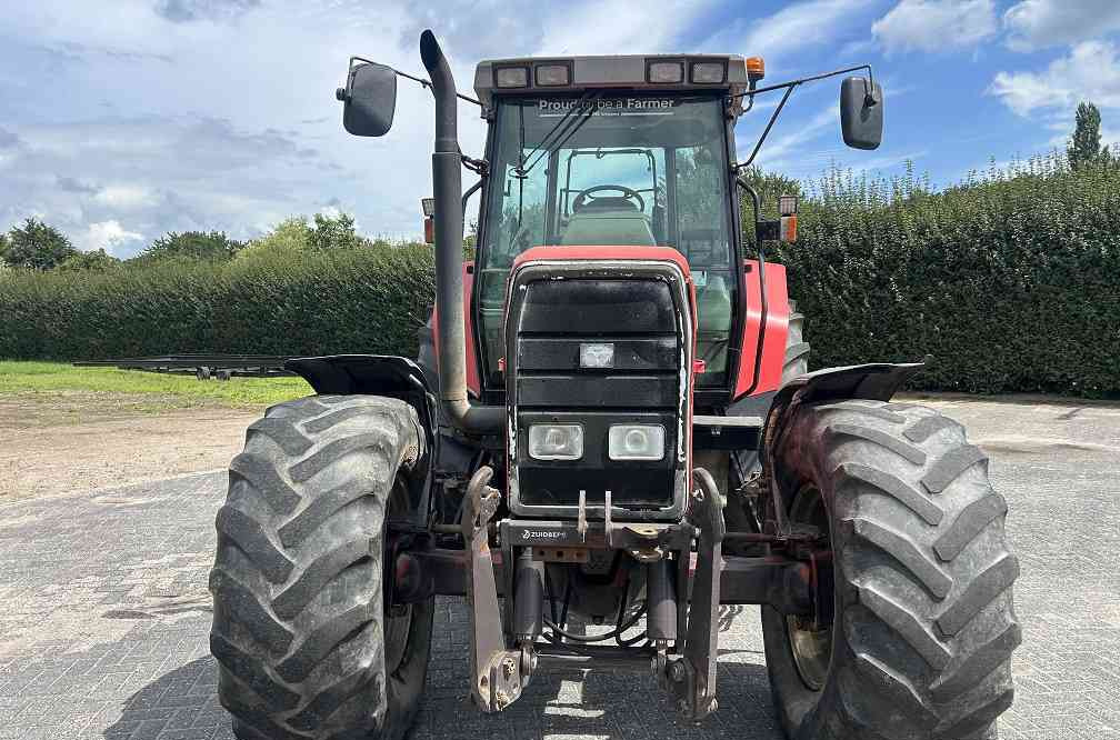 Massey Ferguson 8110 dynashift - Trator: foto 5 Massey Ferguson 8110 dynashift - Trator: foto 5