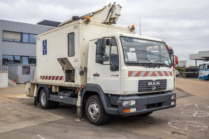 MAN LE 12.180 - COMILEV EN170TPC - Caminhão com plataforma aérea: foto 2 MAN LE 12.180 - COMILEV EN170TPC - Caminhão com plataforma aérea: foto 2