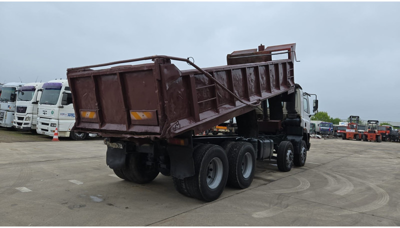 DAF 85 CF 340 (EURO 2 / MANUAL PUMP / STEEL SUSP. / POSSIBLE AS CHASSIS / 8X4) - Camião basculante: foto 5 DAF 85 CF 340 (EURO 2 / MANUAL PUMP / STEEL SUSP. / POSSIBLE AS CHASSIS / 8X4) - Camião basculante: foto 5