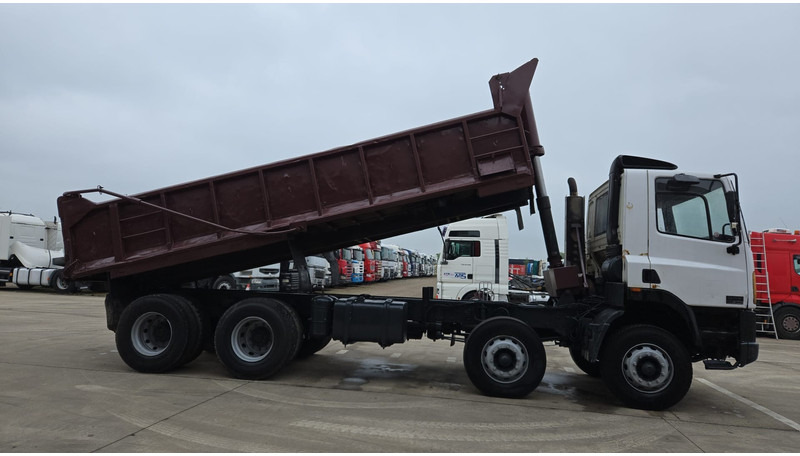 DAF 85 CF 340 (EURO 2 / MANUAL PUMP / STEEL SUSP. / POSSIBLE AS CHASSIS / 8X4) - Camião basculante: foto 4 DAF 85 CF 340 (EURO 2 / MANUAL PUMP / STEEL SUSP. / POSSIBLE AS CHASSIS / 8X4) - Camião basculante: foto 4
