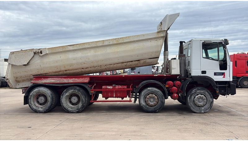 Iveco EUROTRAKKER 320 E 35 (GRAND PONT / LAMES / POMPE MANUELLE / 8X4 / CURSOR 8) - Camião basculante: foto 4 Iveco EUROTRAKKER 320 E 35 (GRAND PONT / LAMES / POMPE MANUELLE / 8X4 / CURSOR 8) - Camião basculante: foto 4