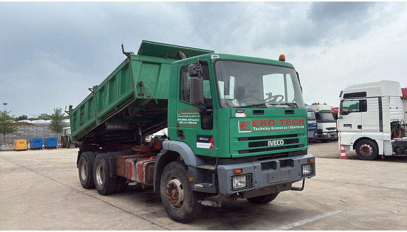 Iveco Eurotrakker 260 E 34 (POMPE MANUELLE / MANUAL PUMP / BOITE MANUELLE / LAMES / GRAND PONT / STEEL SUSP.) - Camião basculante: foto 2 Iveco Eurotrakker 260 E 34 (POMPE MANUELLE / MANUAL PUMP / BOITE MANUELLE / LAMES / GRAND PONT / STEEL SUSP.) - Camião basculante: foto 2