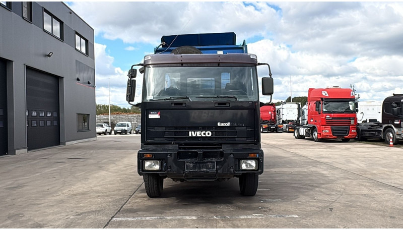 Iveco Eurotrakker 260 E 34 (POMPE MANUELLE / MANUAL PUMP / MANUAL GEARBOX / BOITE MANUELLE / LAMES) - Camião basculante: foto 2 Iveco Eurotrakker 260 E 34 (POMPE MANUELLE / MANUAL PUMP / MANUAL GEARBOX / BOITE MANUELLE / LAMES) - Camião basculante: foto 2