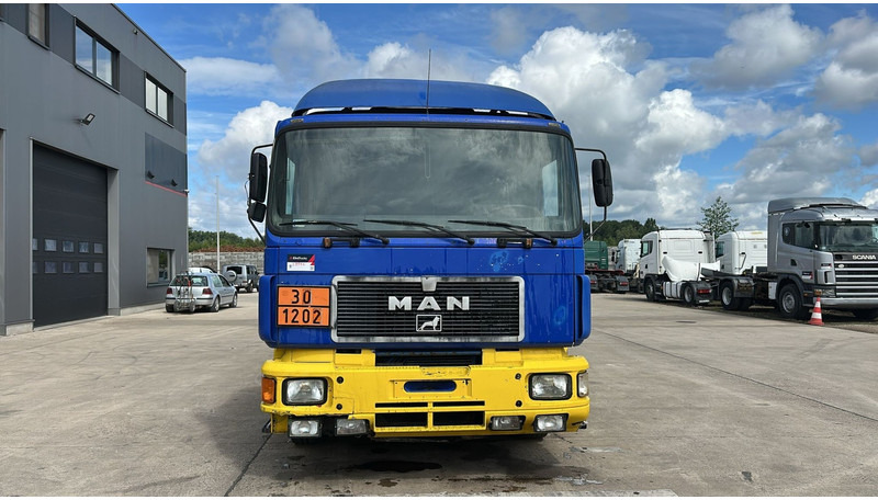 MAN 26.402 (18.000 L / 6X2 / 6 CYLINDER / FRONT STEEL / 3 COMPARTIMENTS) - Caminhão tanque: foto 2 MAN 26.402 (18.000 L / 6X2 / 6 CYLINDER / FRONT STEEL / 3 COMPARTIMENTS) - Caminhão tanque: foto 2