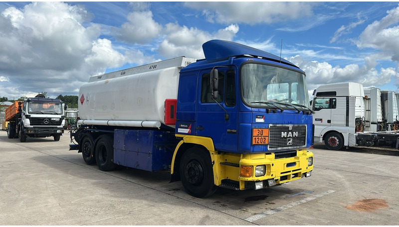 MAN 26.402 (18.000 L / 6X2 / 6 CYLINDER / FRONT STEEL / 3 COMPARTIMENTS) - Caminhão tanque: foto 3 MAN 26.402 (18.000 L / 6X2 / 6 CYLINDER / FRONT STEEL / 3 COMPARTIMENTS) - Caminhão tanque: foto 3