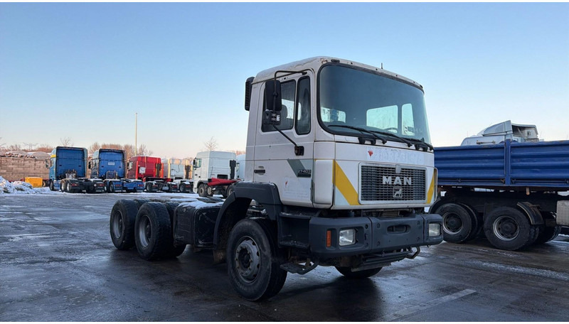 MAN 27.403 (6 CYLINDER / STEEL SUSP. / LAMES / BIG AXLE / GRAND PONT) - Camião chassi: foto 3 MAN 27.403 (6 CYLINDER / STEEL SUSP. / LAMES / BIG AXLE / GRAND PONT) - Camião chassi: foto 3