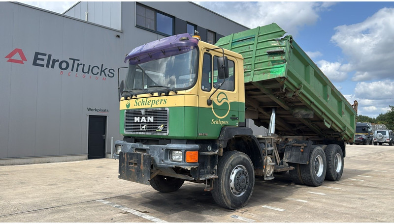 MAN 28.372 (6X6 / BIG AXLE / STEEL SUSPENSION / MANUAL PUMP / 6 CYLINDER / POMPE MANUELLE) - Camião basculante: foto 1 MAN 28.372 (6X6 / BIG AXLE / STEEL SUSPENSION / MANUAL PUMP / 6 CYLINDER / POMPE MANUELLE) - Camião basculante: foto 1
