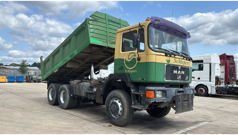 MAN 28.372 (6X6 / BIG AXLE / STEEL SUSPENSION / MANUAL PUMP / 6 CYLINDER / POMPE MANUELLE) - Camião basculante: foto 3 MAN 28.372 (6X6 / BIG AXLE / STEEL SUSPENSION / MANUAL PUMP / 6 CYLINDER / POMPE MANUELLE) - Camião basculante: foto 3
