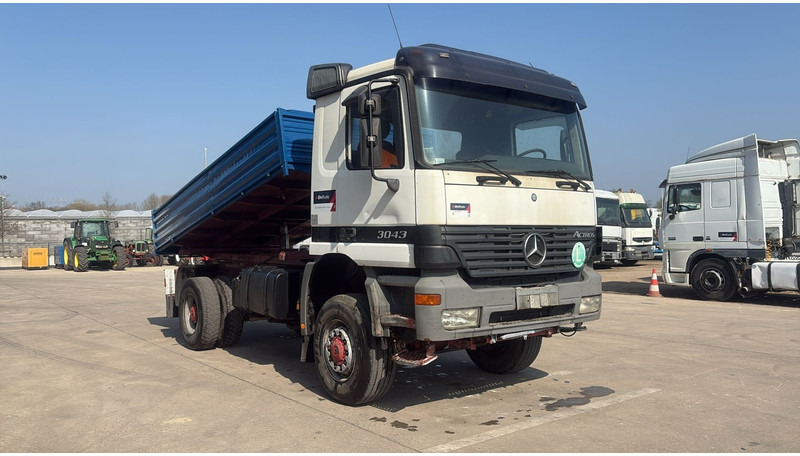 Mercedes-Benz Actros 1843 (4X4 / EPS / GRAND PONT / LAMES / V6 / 2 PONTS) - Camião basculante: foto 2 Mercedes-Benz Actros 1843 (4X4 / EPS / GRAND PONT / LAMES / V6 / 2 PONTS) - Camião basculante: foto 2