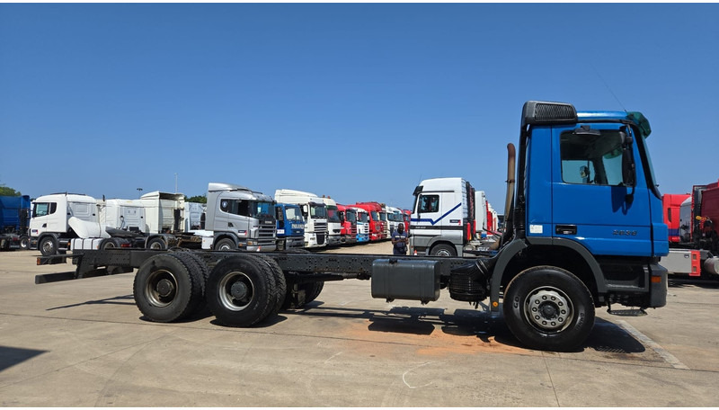 Mercedes-Benz Actros 2636 (MP2 / LAMES / STEEL SUSP. / BOITE MANUELLE / RETARDER !! / TRES PROPRE) - Camião chassi: foto 4 Mercedes-Benz Actros 2636 (MP2 / LAMES / STEEL SUSP. / BOITE MANUELLE / RETARDER !! / TRES PROPRE) - Camião chassi: foto 4
