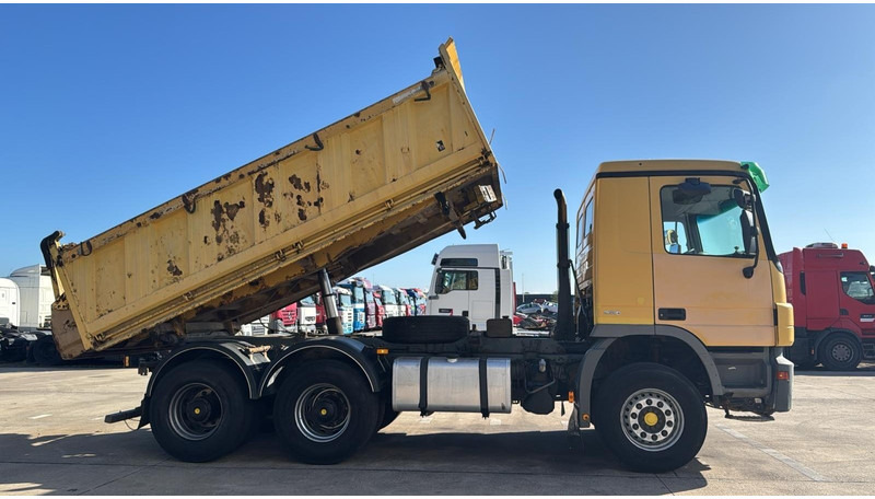 Mercedes-Benz Actros 2641 (EPS / PARFAIT ETAT / LAMES / GRAND PONT / 6X4 / MP2) - Camião basculante: foto 3 Mercedes-Benz Actros 2641 (EPS / PARFAIT ETAT / LAMES / GRAND PONT / 6X4 / MP2) - Camião basculante: foto 3