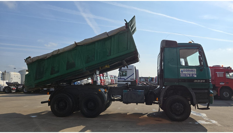 Mercedes-Benz Actros 3331 (BOITE MANUELLE / 6X6 / LAMES / GRAND PONT / V6) - Camião basculante: foto 4 Mercedes-Benz Actros 3331 (BOITE MANUELLE / 6X6 / LAMES / GRAND PONT / V6) - Camião basculante: foto 4