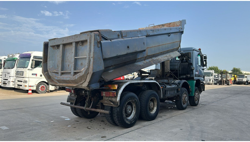 Mercedes-Benz Actros 4143 (8X8 / BOITE MANUELLE / LAMES / GRAND PONT / STEEL SUSP. / BIG AXLE) - Camião basculante: foto 4 Mercedes-Benz Actros 4143 (8X8 / BOITE MANUELLE / LAMES / GRAND PONT / STEEL SUSP. / BIG AXLE) - Camião basculante: foto 4