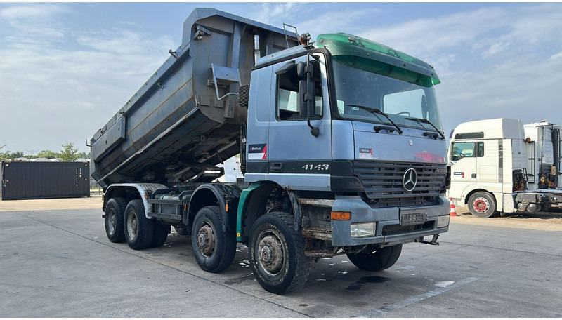 Mercedes-Benz Actros 4143 (8X8 / BOITE MANUELLE / LAMES / GRAND PONT / STEEL SUSP. / BIG AXLE) - Camião basculante: foto 5 Mercedes-Benz Actros 4143 (8X8 / BOITE MANUELLE / LAMES / GRAND PONT / STEEL SUSP. / BIG AXLE) - Camião basculante: foto 5