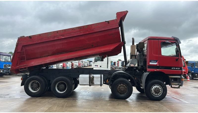 Mercedes-Benz Actros 4143 (BOITE MANUELLE / 8X8 / MANUAL GEARBOX / LAMES / GRAND PONT / BIG AXLE) - Camião basculante: foto 4 Mercedes-Benz Actros 4143 (BOITE MANUELLE / 8X8 / MANUAL GEARBOX / LAMES / GRAND PONT / BIG AXLE) - Camião basculante: foto 4