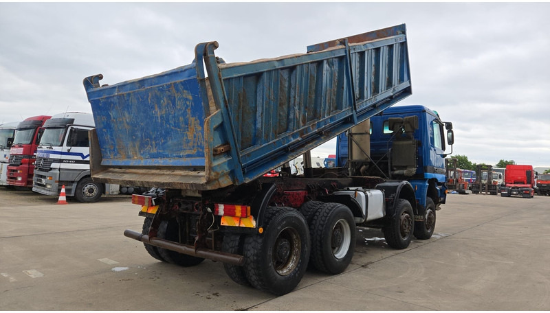 Mercedes-Benz Actros 4143 (EPS / 8X6 / LAMES / GRAND PONT / V6 / 3 PEDALES / MP1) - Camião basculante: foto 5 Mercedes-Benz Actros 4143 (EPS / 8X6 / LAMES / GRAND PONT / V6 / 3 PEDALES / MP1) - Camião basculante: foto 5