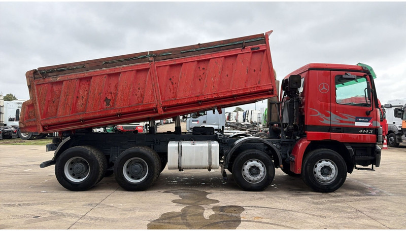 Mercedes-Benz Actros 4143 (GRAND PONT / BOITE MANUELLE / LAMES / 8X4 / STEEL SUSP.) - Camião basculante: foto 4 Mercedes-Benz Actros 4143 (GRAND PONT / BOITE MANUELLE / LAMES / 8X4 / STEEL SUSP.) - Camião basculante: foto 4