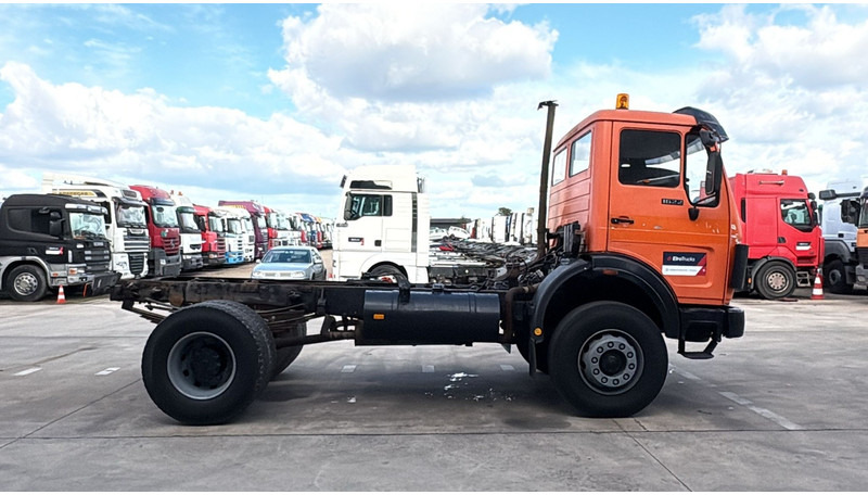 Mercedes-Benz SK 1622 (4X4 / LAMES / GRAND PONT / V6 / BIG AXLE / POMPE MANUELLE) - Camião chassi: foto 4 Mercedes-Benz SK 1622 (4X4 / LAMES / GRAND PONT / V6 / BIG AXLE / POMPE MANUELLE) - Camião chassi: foto 4