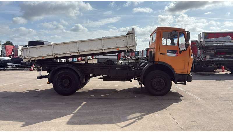 Mercedes-Benz SK 1628 (V8 / LAMES / GRAND PONT / POMPE MANUELLE) - Camião basculante: foto 4 Mercedes-Benz SK 1628 (V8 / LAMES / GRAND PONT / POMPE MANUELLE) - Camião basculante: foto 4
