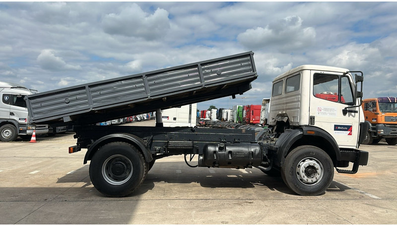 Mercedes-Benz SK 1722 (LAMES / GRAND PONT / V6 / BOITE MANUELLE / POMPE MANUELLE) - Camião basculante: foto 4 Mercedes-Benz SK 1722 (LAMES / GRAND PONT / V6 / BOITE MANUELLE / POMPE MANUELLE) - Camião basculante: foto 4