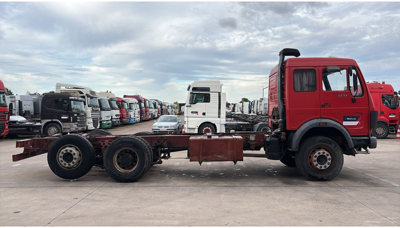 Mercedes-Benz SK 2233 (GRAND PONT / V8 AVEC 2X TURBO / BIG AXLE) - Camião chassi: foto 3 Mercedes-Benz SK 2233 (GRAND PONT / V8 AVEC 2X TURBO / BIG AXLE) - Camião chassi: foto 3
