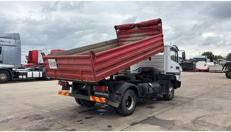 Mercedes-Benz SK 814 (SPER / AUXILAIRY / MANUAL PUMP / STEEL SUSP. / 6 CYLINDER / 3 WAY TIPPER / PERFECT) - Camião basculante: foto 4 Mercedes-Benz SK 814 (SPER / AUXILAIRY / MANUAL PUMP / STEEL SUSP. / 6 CYLINDER / 3 WAY TIPPER / PERFECT) - Camião basculante: foto 4