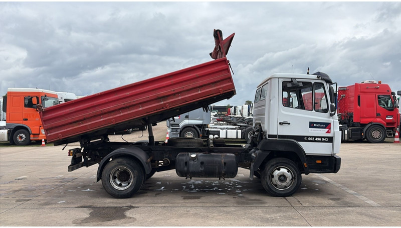Mercedes-Benz SK 814 (SPER / AUXILAIRY / MANUAL PUMP / STEEL SUSP. / 6 CYLINDER / 3 WAY TIPPER / PERFECT) - Camião basculante: foto 5 Mercedes-Benz SK 814 (SPER / AUXILAIRY / MANUAL PUMP / STEEL SUSP. / 6 CYLINDER / 3 WAY TIPPER / PERFECT) - Camião basculante: foto 5