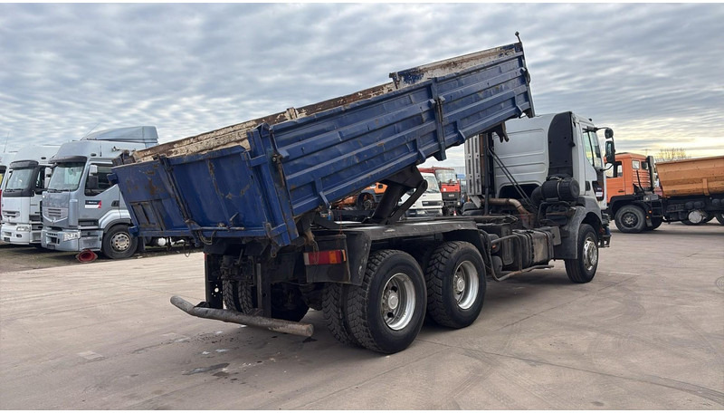 Renault Kerax 320 (BOITE MANUELLE / LAMES / GRAND PONT / BIG AXLE / MANUAL GEARBOX) - Camião basculante: foto 4 Renault Kerax 320 (BOITE MANUELLE / LAMES / GRAND PONT / BIG AXLE / MANUAL GEARBOX) - Camião basculante: foto 4