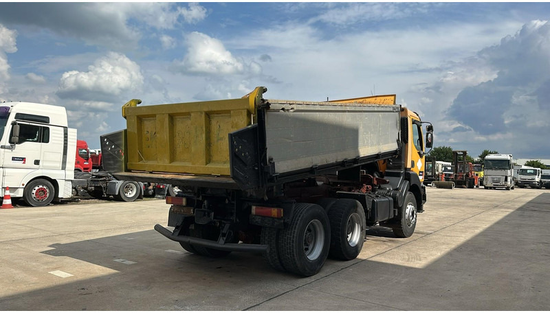 Renault Kerax 385 (POMPE MANUELLE / MANUAL PUMP / 6X4 / LAMES / GRAND PONT) - Camião basculante: foto 4 Renault Kerax 385 (POMPE MANUELLE / MANUAL PUMP / 6X4 / LAMES / GRAND PONT) - Camião basculante: foto 4