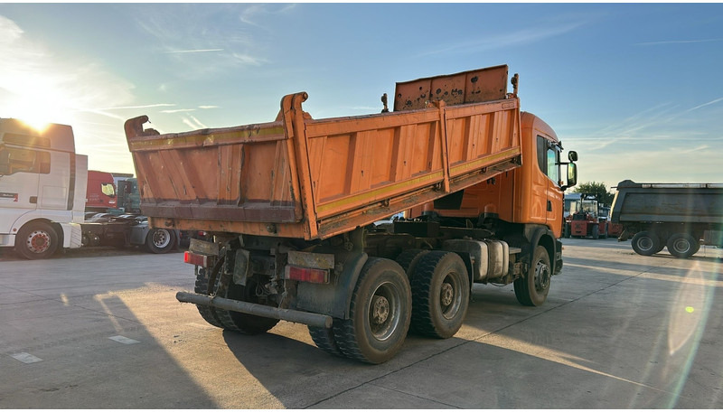 Scania 144-460 (BIG AXLE / GRAND PONT / LAMES / STEEL SUSP. / MANUAL GEARBOX / BOITE MANUELLE) - Camião basculante: foto 5 Scania 144-460 (BIG AXLE / GRAND PONT / LAMES / STEEL SUSP. / MANUAL GEARBOX / BOITE MANUELLE) - Camião basculante: foto 5