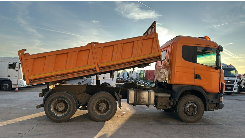 Scania 144-460 (BIG AXLE / GRAND PONT / LAMES / STEEL SUSP. / MANUAL GEARBOX / BOITE MANUELLE) - Camião basculante: foto 4 Scania 144-460 (BIG AXLE / GRAND PONT / LAMES / STEEL SUSP. / MANUAL GEARBOX / BOITE MANUELLE) - Camião basculante: foto 4