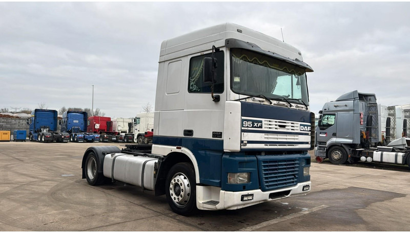 DAF XF 95.380 (EURO 2 / MANUAL GEARBOX / BOITE MANUELLE / TRES PROPRE / CLEAN TRUCK) - Tractor: foto 3 DAF XF 95.380 (EURO 2 / MANUAL GEARBOX / BOITE MANUELLE / TRES PROPRE / CLEAN TRUCK) - Tractor: foto 3