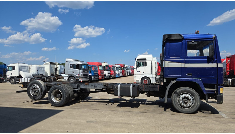 Volvo F 12 - 360 (FULL STEEL SUSPENSION / MANUAL PUMP / SUSP. LAMES / 6X2) - Camião chassi: foto 4 Volvo F 12 - 360 (FULL STEEL SUSPENSION / MANUAL PUMP / SUSP. LAMES / 6X2) - Camião chassi: foto 4