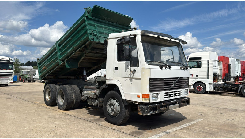 Volvo FL 10 - 280 (LAMES / POMPE MANUELLE / MANUAL PUMP / 6X4 / STEEL SUSP.) - Camião basculante: foto 2 Volvo FL 10 - 280 (LAMES / POMPE MANUELLE / MANUAL PUMP / 6X4 / STEEL SUSP.) - Camião basculante: foto 2
