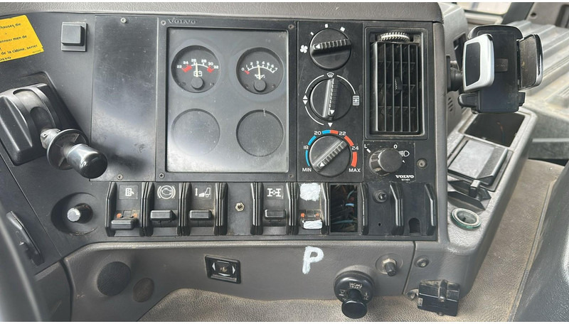 Camião basculante Volvo FL 12.380 (8X4 /STEEL SUSP. / BOITE MANUELLE / MANUAL GEARBOX): foto 17 Camião basculante Volvo FL 12.380 (8X4 /STEEL SUSP. / BOITE MANUELLE / MANUAL GEARBOX): foto 17