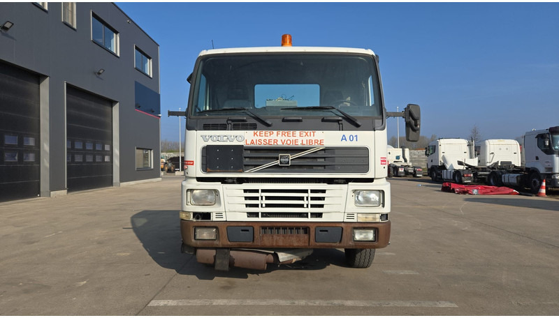 Volvo FM 7 - 290 (60.000 KM ORIGINAL !!! / POMPE MANUELLE / LAMES / GRAND PONT / EX AEROPORT) - Camião chassi: foto 2 Volvo FM 7 - 290 (60.000 KM ORIGINAL !!! / POMPE MANUELLE / LAMES / GRAND PONT / EX AEROPORT) - Camião chassi: foto 2