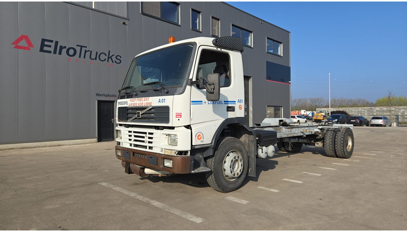 Volvo FM 7 - 290 (60.000 KM ORIGINAL !!! / POMPE MANUELLE / LAMES / GRAND PONT / EX AEROPORT) - Camião chassi: foto 1 Volvo FM 7 - 290 (60.000 KM ORIGINAL !!! / POMPE MANUELLE / LAMES / GRAND PONT / EX AEROPORT) - Camião chassi: foto 1