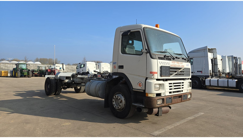 Volvo FM 7 - 290 (60.000 KM ORIGINAL !!! / POMPE MANUELLE / LAMES / GRAND PONT / EX AEROPORT) - Camião chassi: foto 4 Volvo FM 7 - 290 (60.000 KM ORIGINAL !!! / POMPE MANUELLE / LAMES / GRAND PONT / EX AEROPORT) - Camião chassi: foto 4