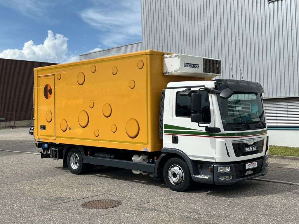 MAN TGL 8.220 Kühlkoffer 5,26m LBW Klima Luftgef. MAN TGL 8.220 Kühlkoffer 5,26m LBW Klima Luftgef. - Carrinha frigorífica: foto 1 MAN TGL 8.220 Kühlkoffer 5,26m LBW Klima Luftgef. MAN TGL 8.220 Kühlkoffer 5,26m LBW Klima Luftgef. - Carrinha frigorífica: foto 1