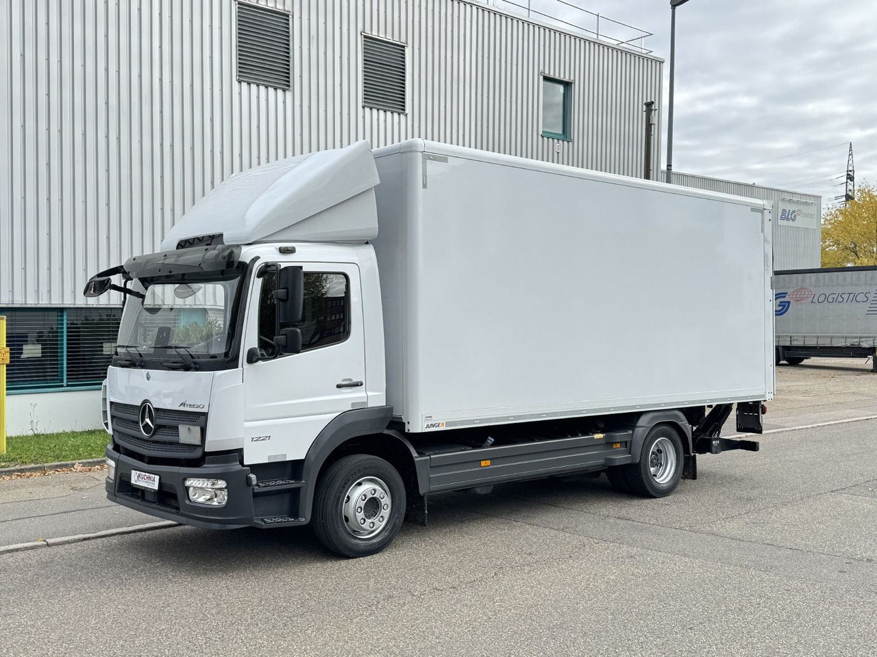 Mercedes-Benz Atego 1221 L Koffer 6,1m LBW AHK Klima TOP - Camião furgão: foto 3 Mercedes-Benz Atego 1221 L Koffer 6,1m LBW AHK Klima TOP - Camião furgão: foto 3