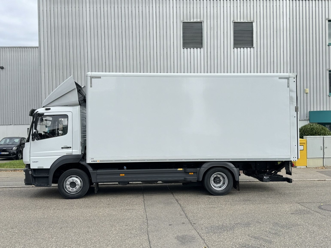 Mercedes-Benz Atego 1221 L Koffer 6,1m LBW AHK Klima TOP - Camião furgão: foto 4 Mercedes-Benz Atego 1221 L Koffer 6,1m LBW AHK Klima TOP - Camião furgão: foto 4