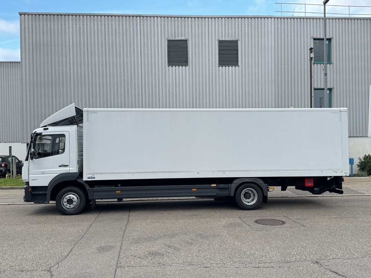 Mercedes-Benz Atego 1227L Koffer 8m LBW Klima Diff. Sperre - Camião furgão: foto 4 Mercedes-Benz Atego 1227L Koffer 8m LBW Klima Diff. Sperre - Camião furgão: foto 4