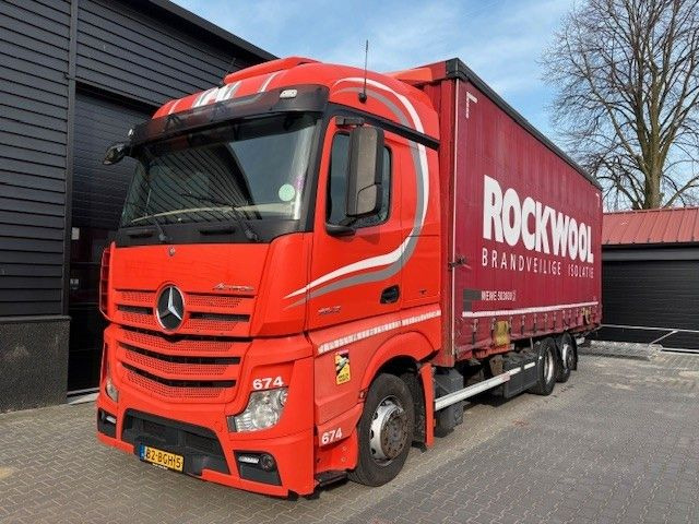Mercedes-Benz Actros 2642 2x BDF mit Pritsche und Planebühne - Camião transportador de contêineres/ Caixa móvel: foto 1 Mercedes-Benz Actros 2642 2x BDF mit Pritsche und Planebühne - Camião transportador de contêineres/ Caixa móvel: foto 1
