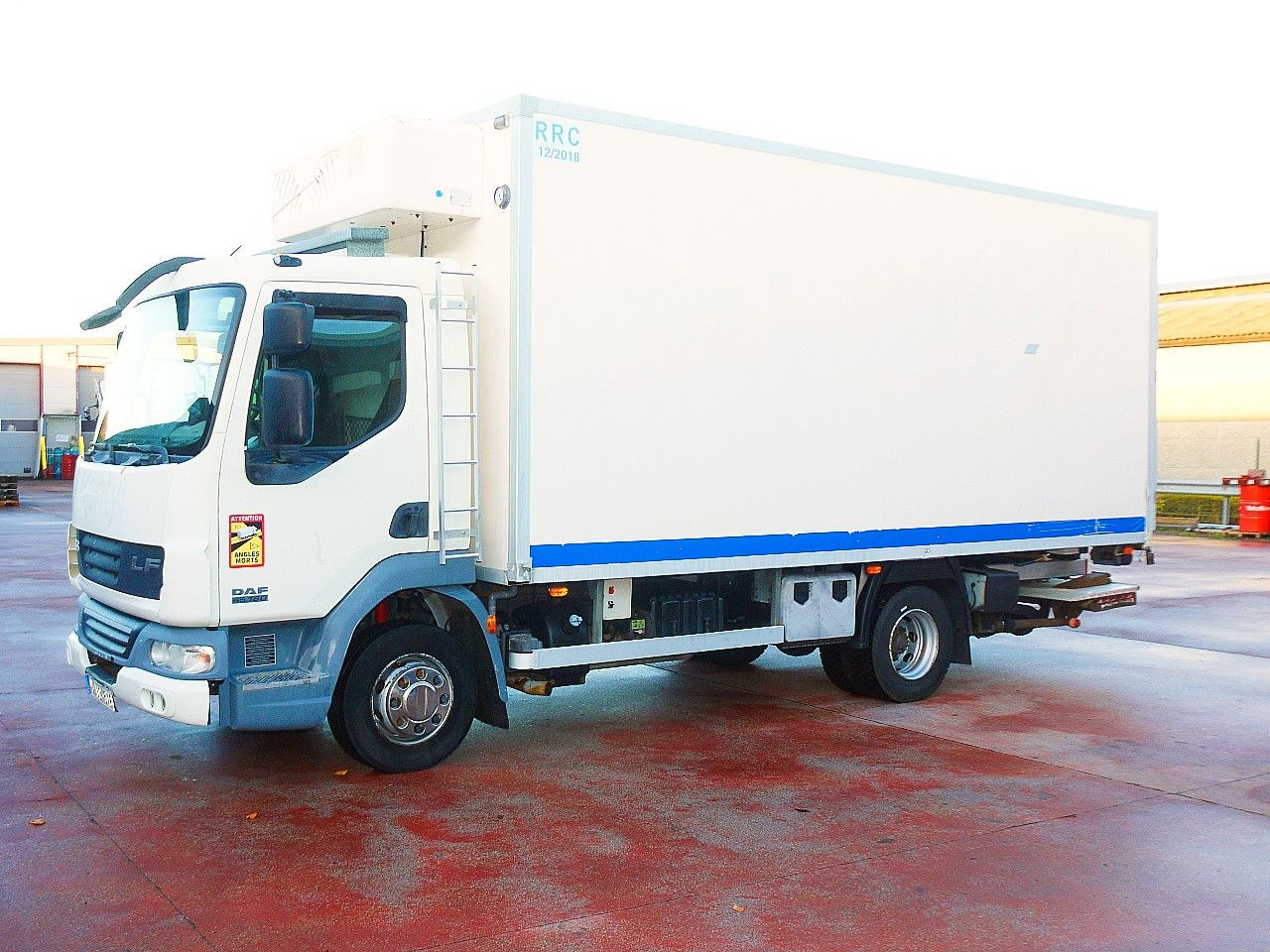 DAF LF 45.160 ISOTHERM KOFFER LADEBORDWAND - Camião frigorífico: foto 4 DAF LF 45.160 ISOTHERM KOFFER LADEBORDWAND - Camião frigorífico: foto 4