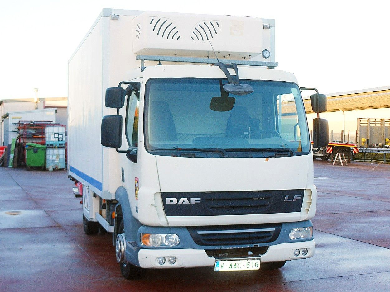 DAF LF 45.160 ISOTHERM KOFFER LADEBORDWAND - Camião frigorífico: foto 1 DAF LF 45.160 ISOTHERM KOFFER LADEBORDWAND - Camião frigorífico: foto 1